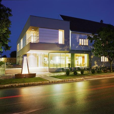 Hotel & Konditorei May Neufeld an der Leitha المظهر الخارجي الصورة