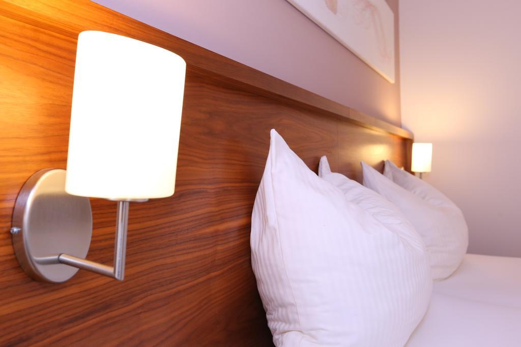 Hotel & Konditorei May Neufeld an der Leitha الغرفة الصورة