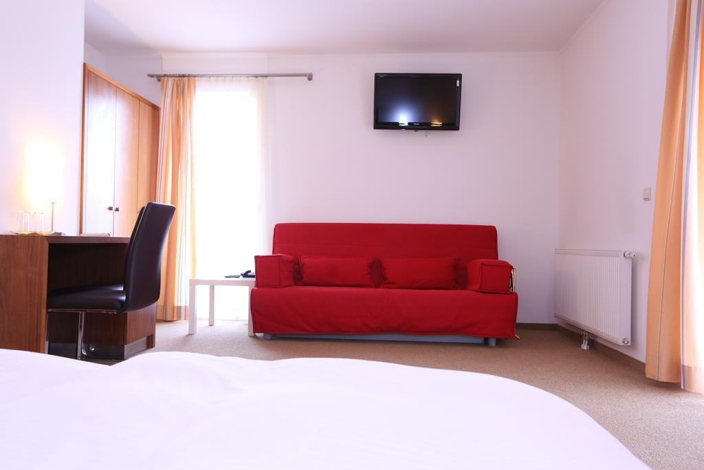 Hotel & Konditorei May Neufeld an der Leitha الغرفة الصورة