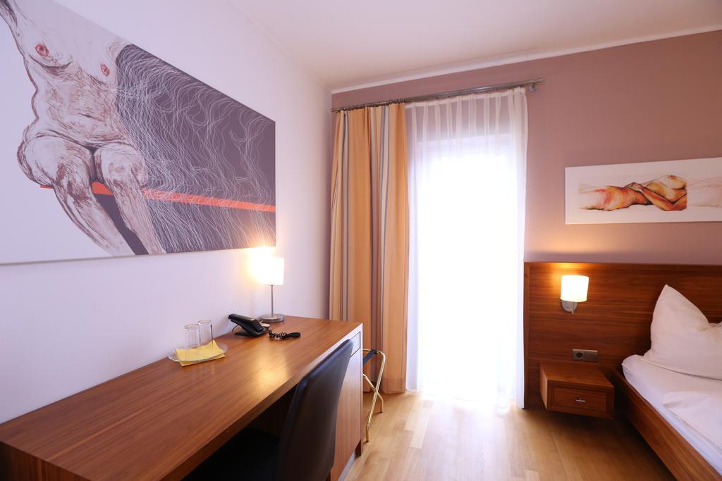 Hotel & Konditorei May Neufeld an der Leitha الغرفة الصورة