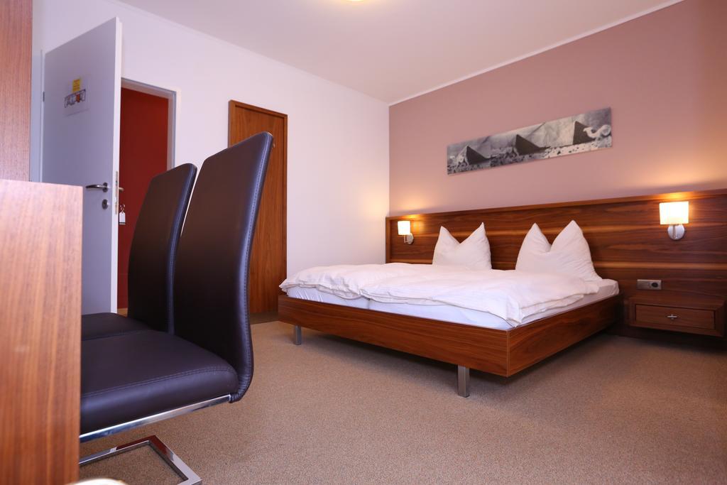 Hotel & Konditorei May Neufeld an der Leitha الغرفة الصورة